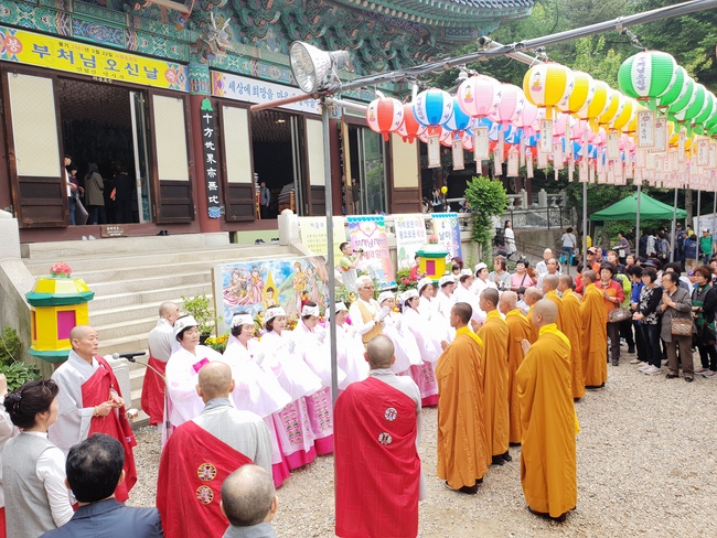 Partake in the Vesak Ceremony at Yonggungsa Cham Joeun Uri Temples